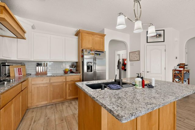 5823 Ermemin Avenue NW, Albuquerque, NM 87114