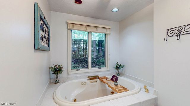 5901 Hawthorne Hollow, North Ridgeville, OH 44039