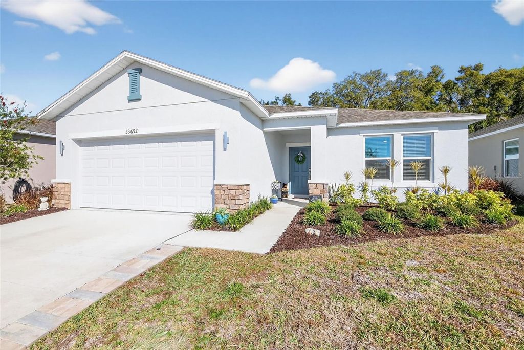 Image 4 of property listing at 33692 SKY BLOSSOM CIRCLE, Leesburg, FL 34788