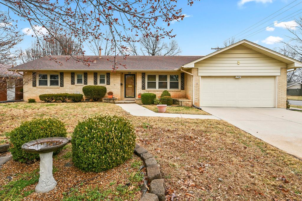 1962 S Westwood Avenue, Springfield, MO 65807