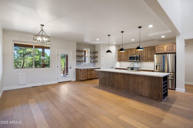 2268 ROUNDABOUT Circle, Overgaard, AZ 85933