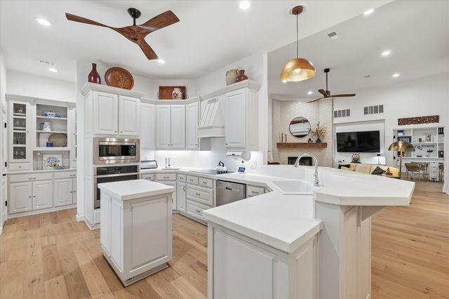 101 W Oak Shores Drive, Cross Roads, TX 76227