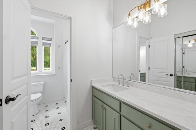 101 W Oak Shores Drive, Cross Roads, TX 76227
