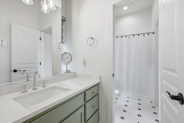 101 W Oak Shores Drive, Cross Roads, TX 76227