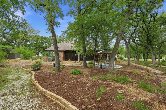 101 W Oak Shores Drive, Cross Roads, TX 76227