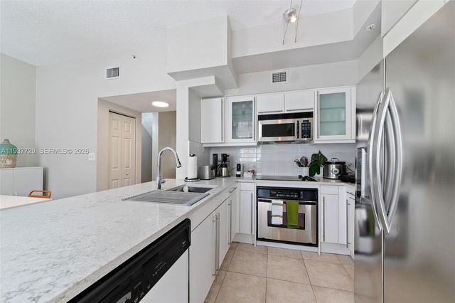 2067 S Ocean Dr TH5, Hallandale Beach, FL 33009