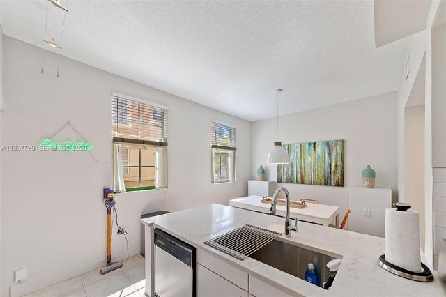 2067 S Ocean Dr TH5, Hallandale Beach, FL 33009