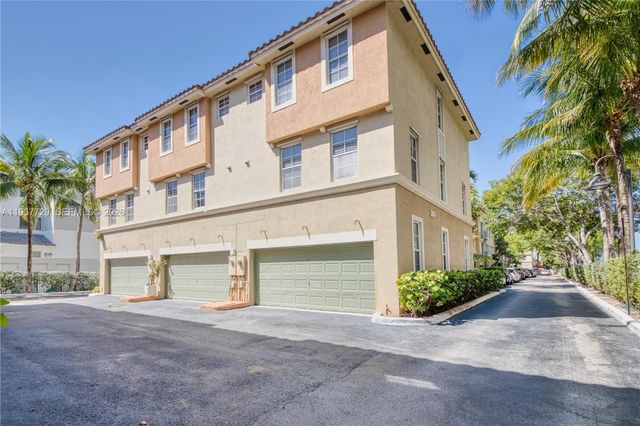 2067 S Ocean Dr TH5, Hallandale Beach, FL 33009