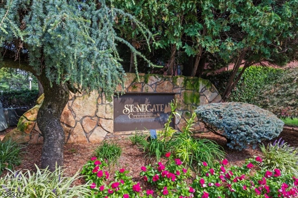31 Sherry Ln, Saddle Brook Twp., NJ 07663
