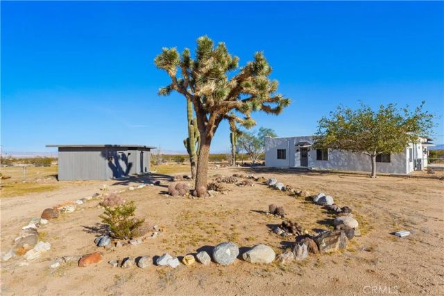 60611 Birdie Ln, Landers, CA 92285
