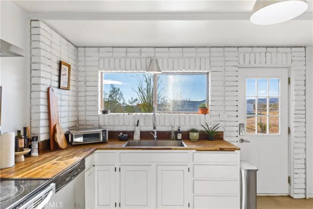 60611 Birdie Ln, Landers, CA 92285