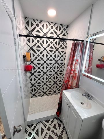 450 NE 155th Ter, Miami, FL 33162