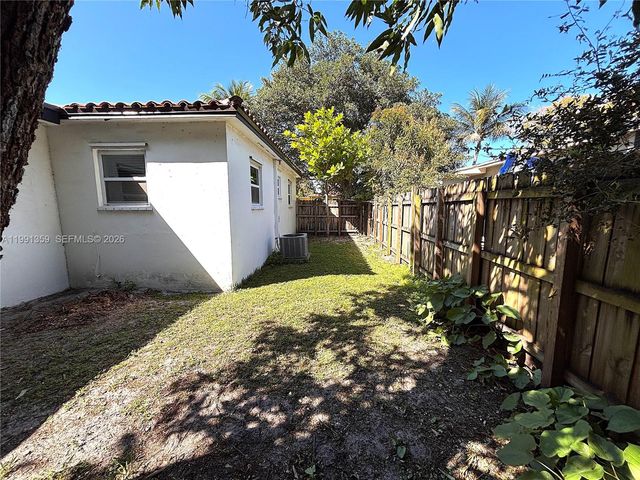 450 NE 155th Ter, Miami, FL 33162