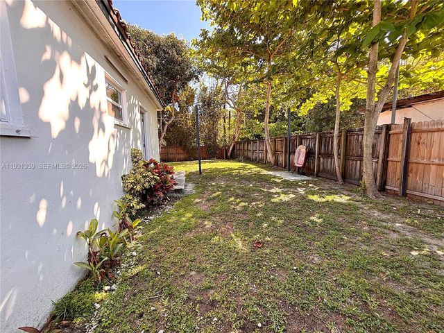 450 NE 155th Ter, Miami, FL 33162