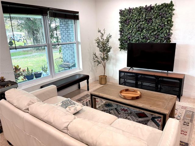 450 NE 155th Ter, Miami, FL 33162