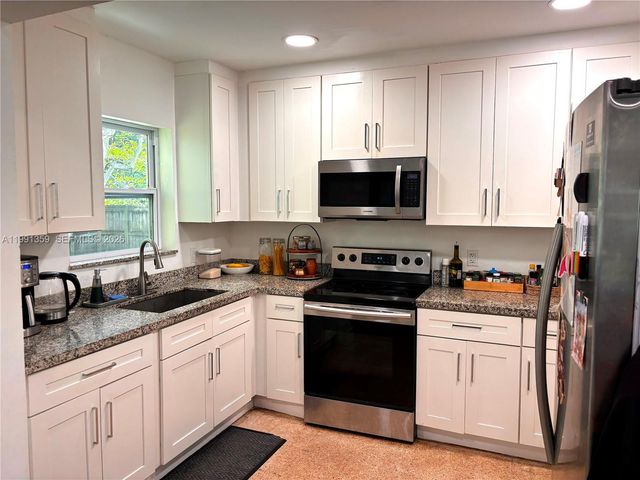 450 NE 155th Ter, Miami, FL 33162