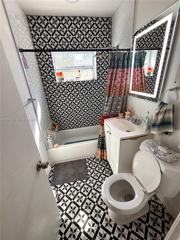 450 NE 155th Ter, Miami, FL 33162