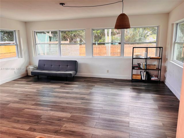 450 NE 155th Ter, Miami, FL 33162