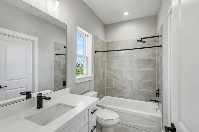 825 Woodcrest Drive, Houston, TX 77018