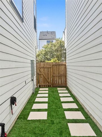 825 Woodcrest Drive, Houston, TX 77018