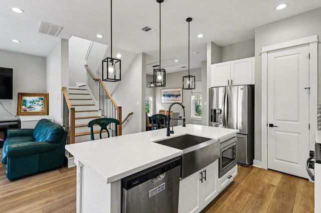 825 Woodcrest Drive, Houston, TX 77018