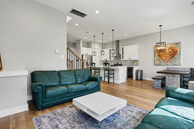 825 Woodcrest Drive, Houston, TX 77018