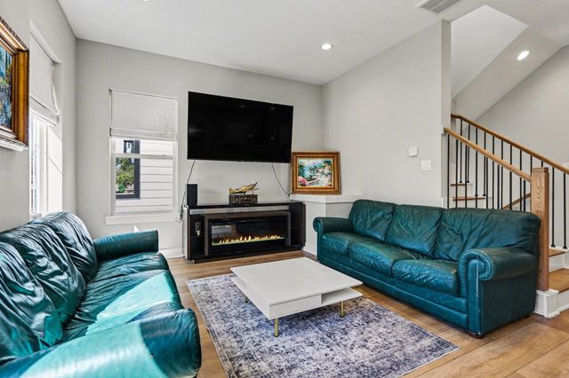 825 Woodcrest Drive, Houston, TX 77018