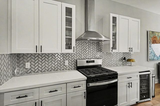 825 Woodcrest Drive, Houston, TX 77018