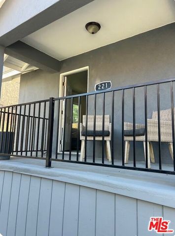 221 Lake Shore Terrace, Los Angeles, CA 90026