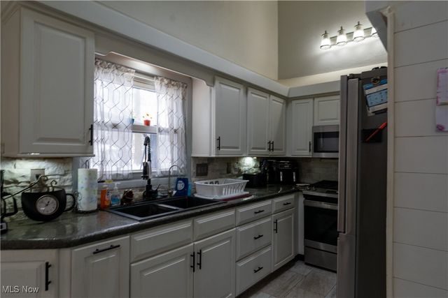 427 Catalina Drive, New Franklin, OH 44319