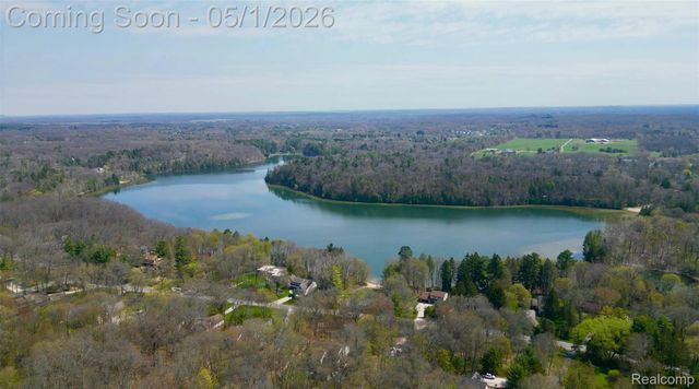 2757 N Tipsico Lake Road, Hartland Township, MI 48353