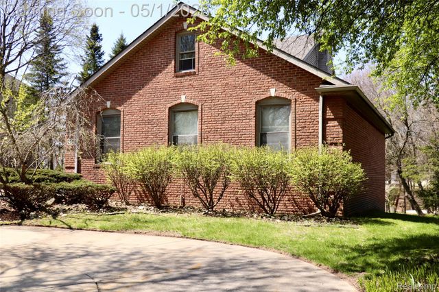 2757 N Tipsico Lake Road, Hartland Township, MI 48353