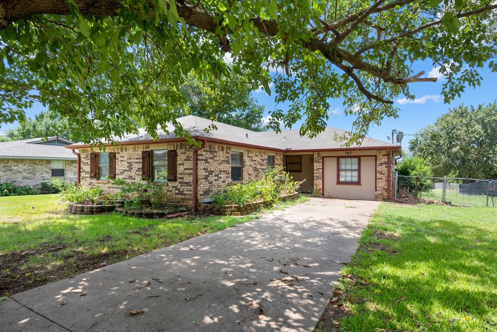 707 Broadway Street, Whitesboro, TX 76273