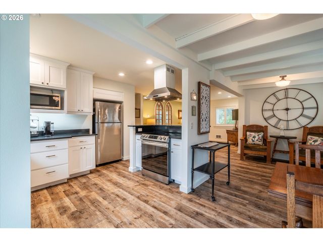 770 9TH St Se, Bandon, OR 97411