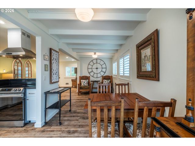 770 9TH St Se, Bandon, OR 97411