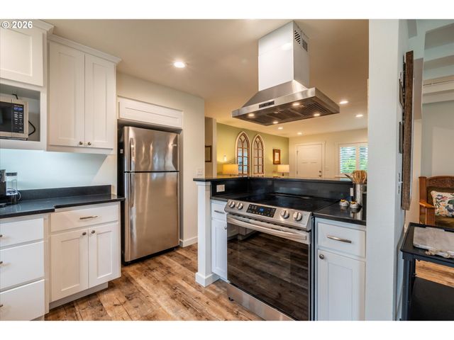 770 9TH St Se, Bandon, OR 97411