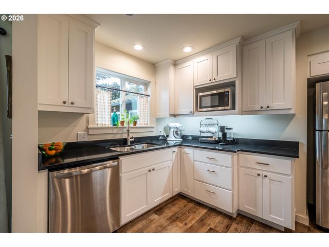 770 9TH St Se, Bandon, OR 97411