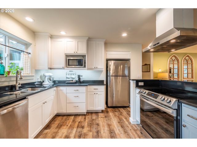 770 9TH St Se, Bandon, OR 97411