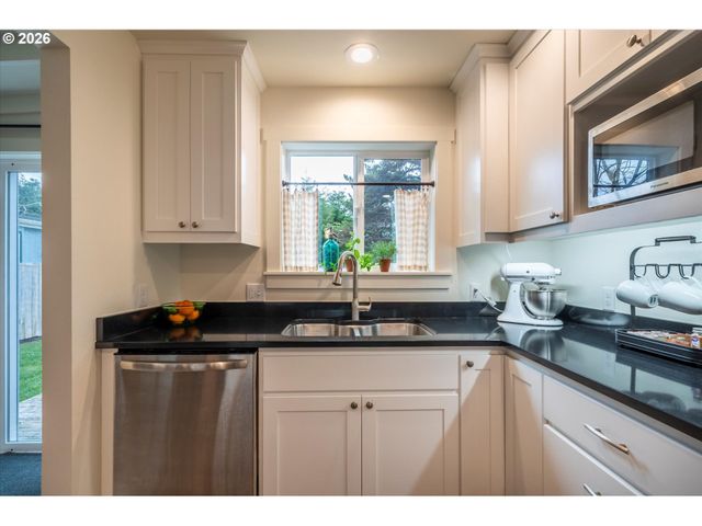 770 9TH St Se, Bandon, OR 97411