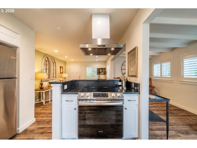 770 9TH St Se, Bandon, OR 97411