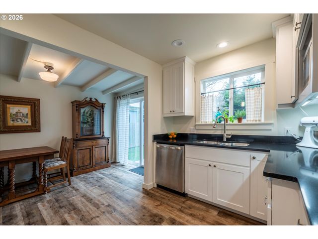 770 9TH St Se, Bandon, OR 97411