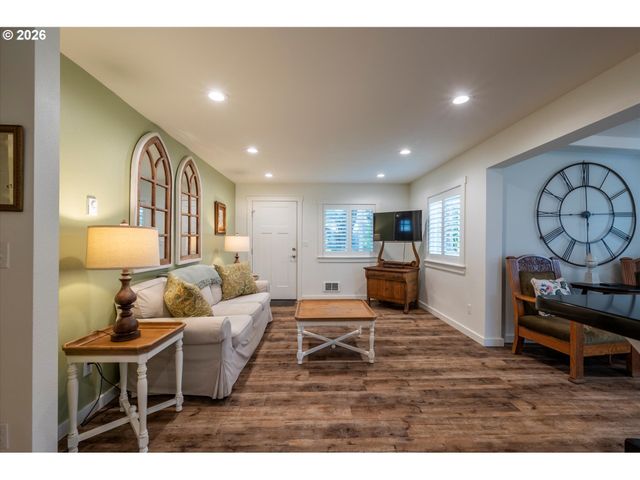 770 9TH St Se, Bandon, OR 97411