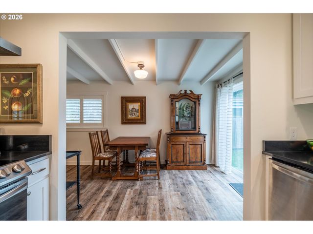 770 9TH St Se, Bandon, OR 97411