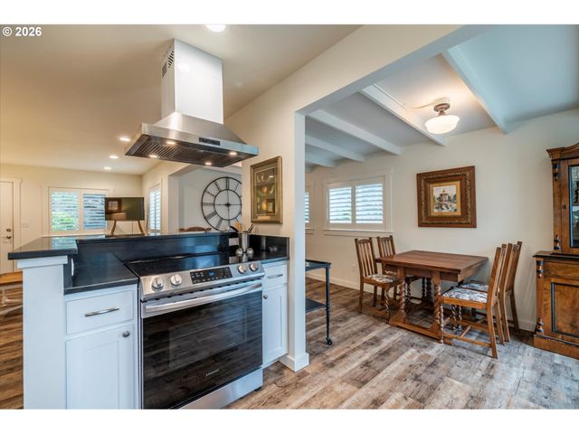 770 9TH St Se, Bandon, OR 97411