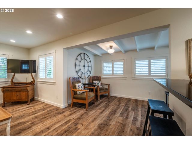 770 9TH St Se, Bandon, OR 97411