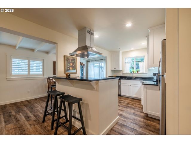 770 9TH St Se, Bandon, OR 97411
