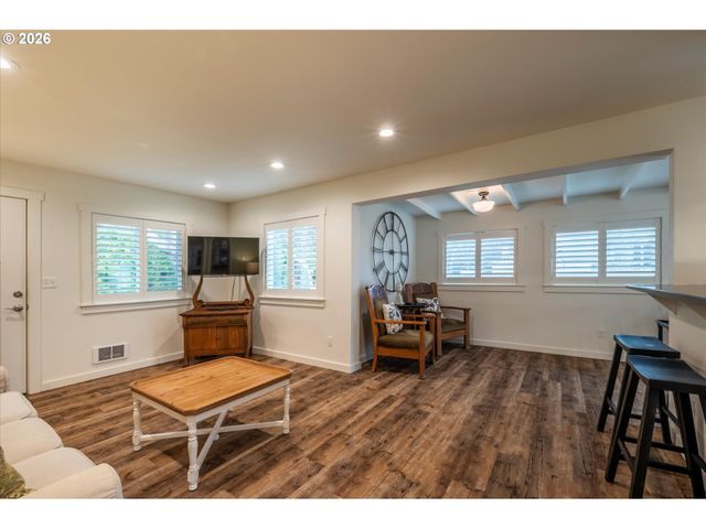 770 9TH St Se, Bandon, OR 97411