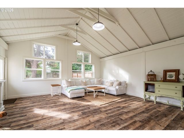 770 9TH St Se, Bandon, OR 97411
