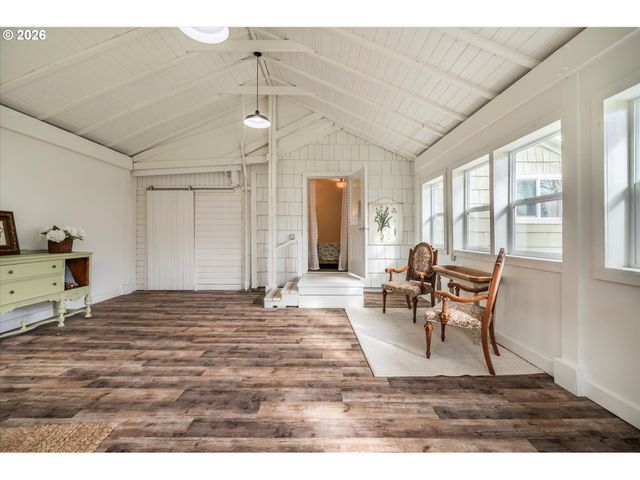770 9TH St Se, Bandon, OR 97411