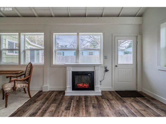 770 9TH St Se, Bandon, OR 97411